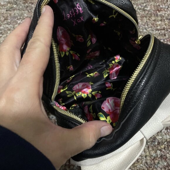 Betsey Johnson Loaf Makeup Bag ~ Bow Nanza ~ Black/White - NWT - Picture 6 of 8